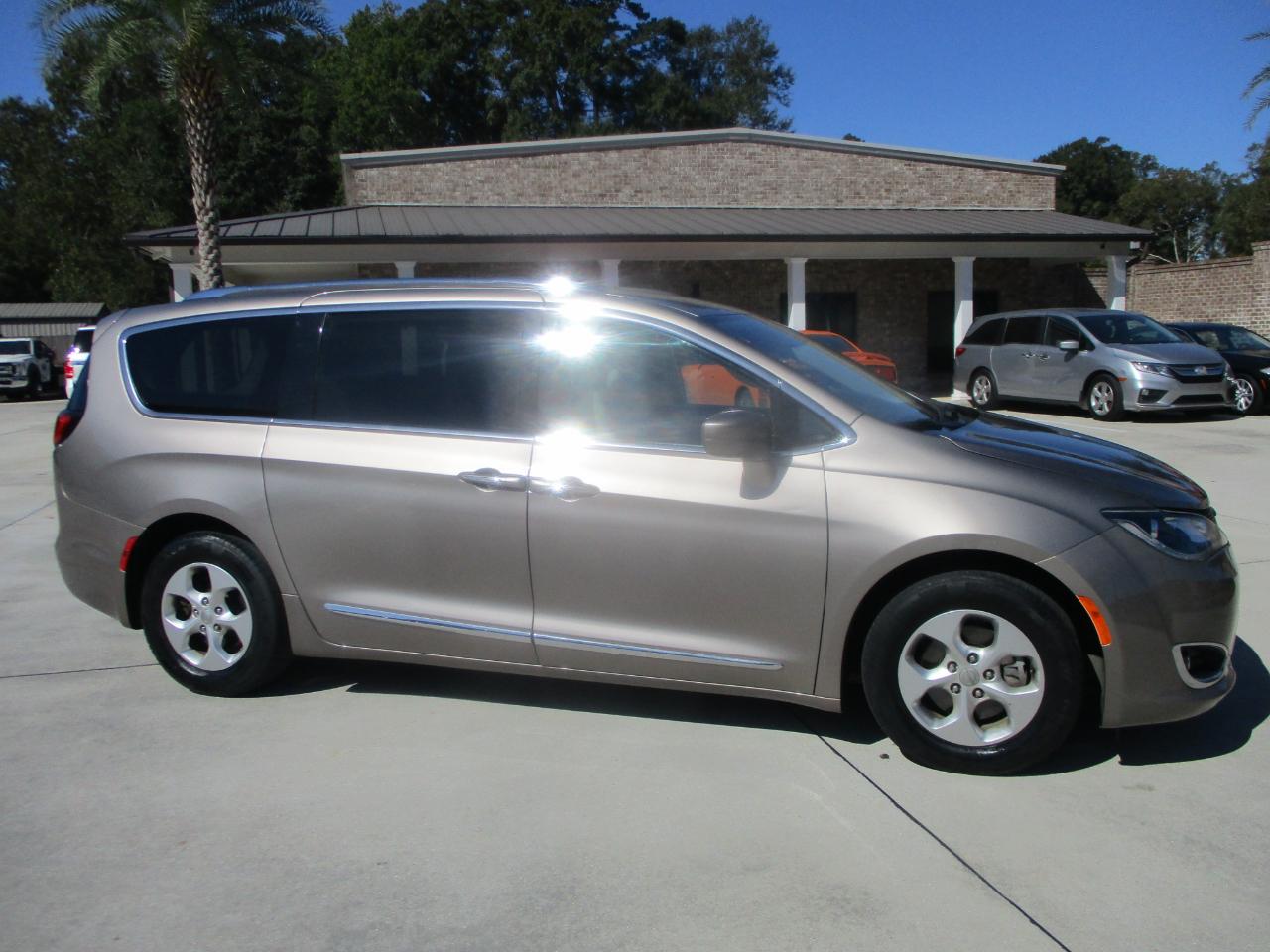 Chrysler Pacifica Touring-L Plus FWD 2017