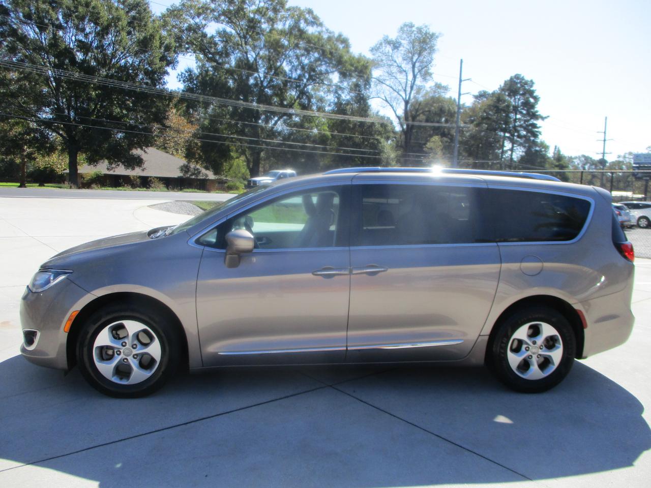 Chrysler Pacifica Touring-L Plus FWD 2017