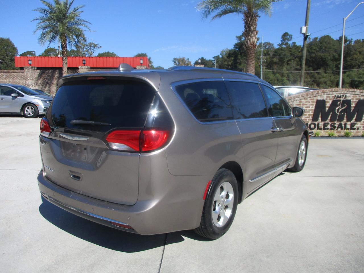 Chrysler Pacifica Touring-L Plus FWD 2017
