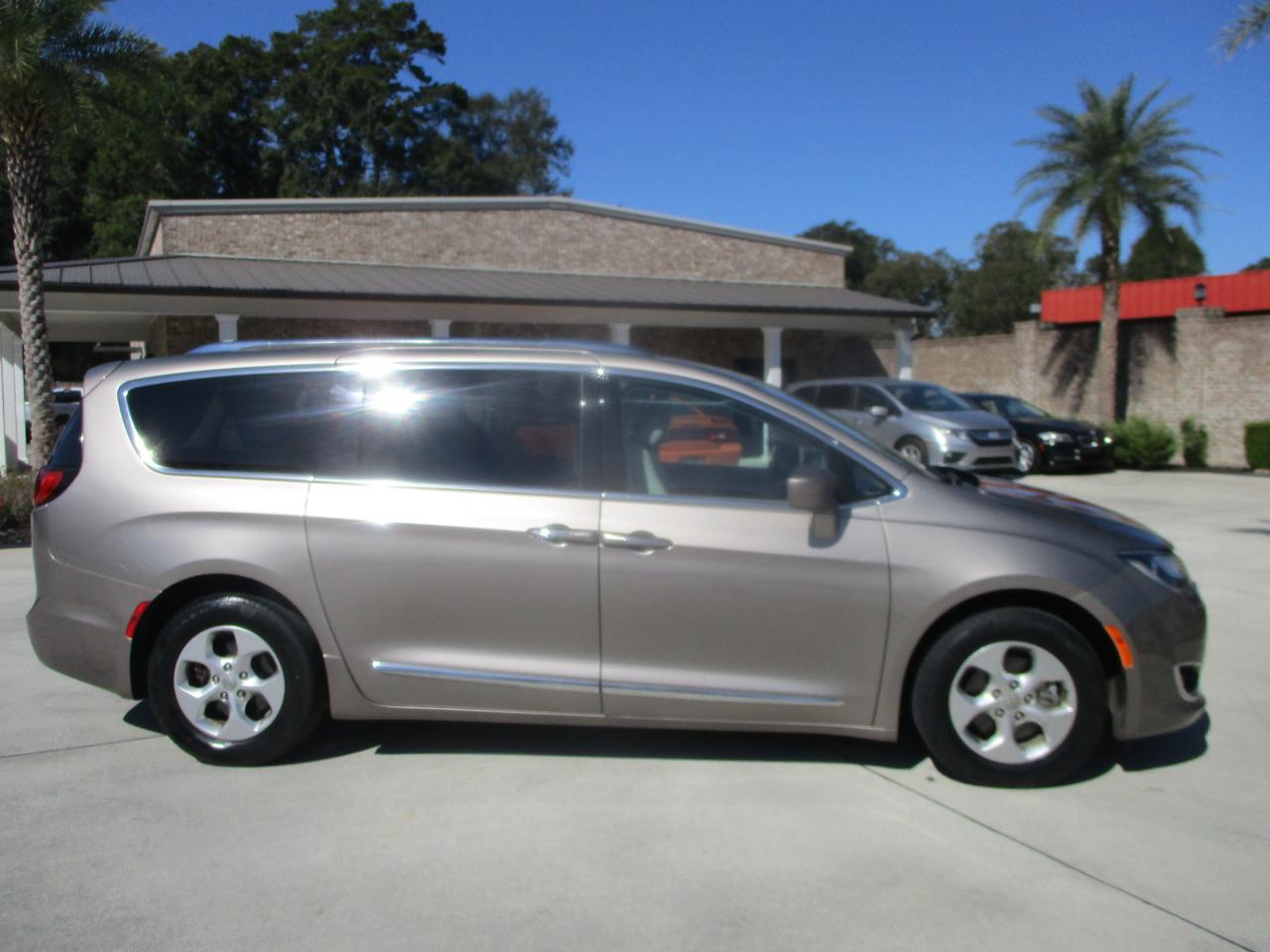 Chrysler Pacifica Touring-L Plus FWD 2017