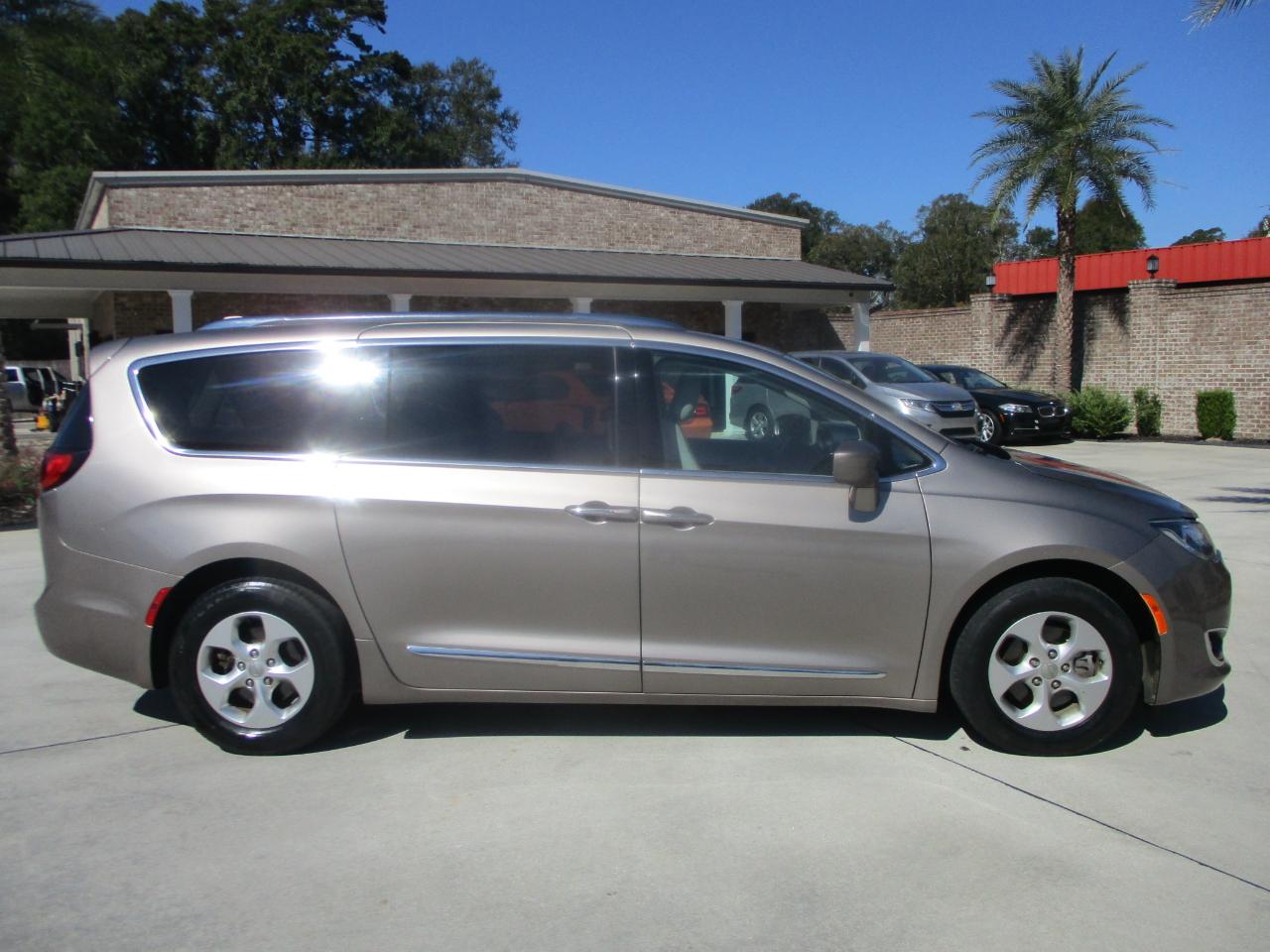 Chrysler Pacifica Touring-L Plus FWD 2017