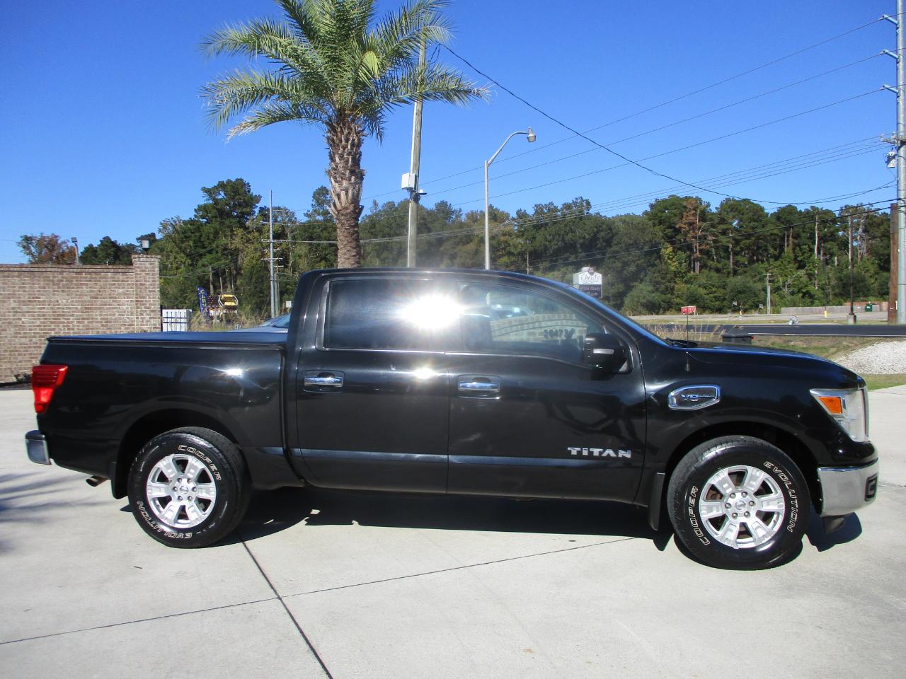 Nissan Titan 4x2 Crew Cab SV 2017