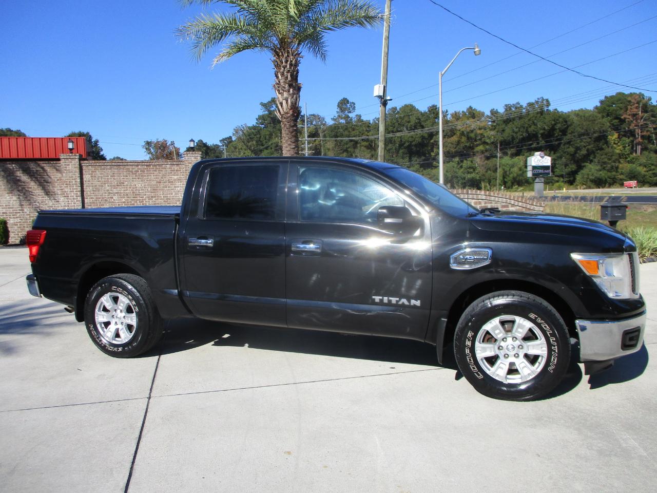 Nissan Titan 4x2 Crew Cab SV 2017