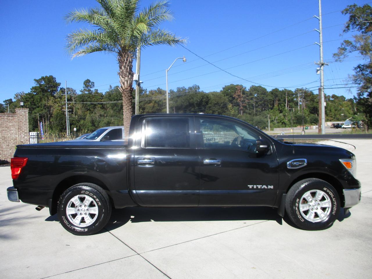 Nissan Titan 4x2 Crew Cab SV 2017