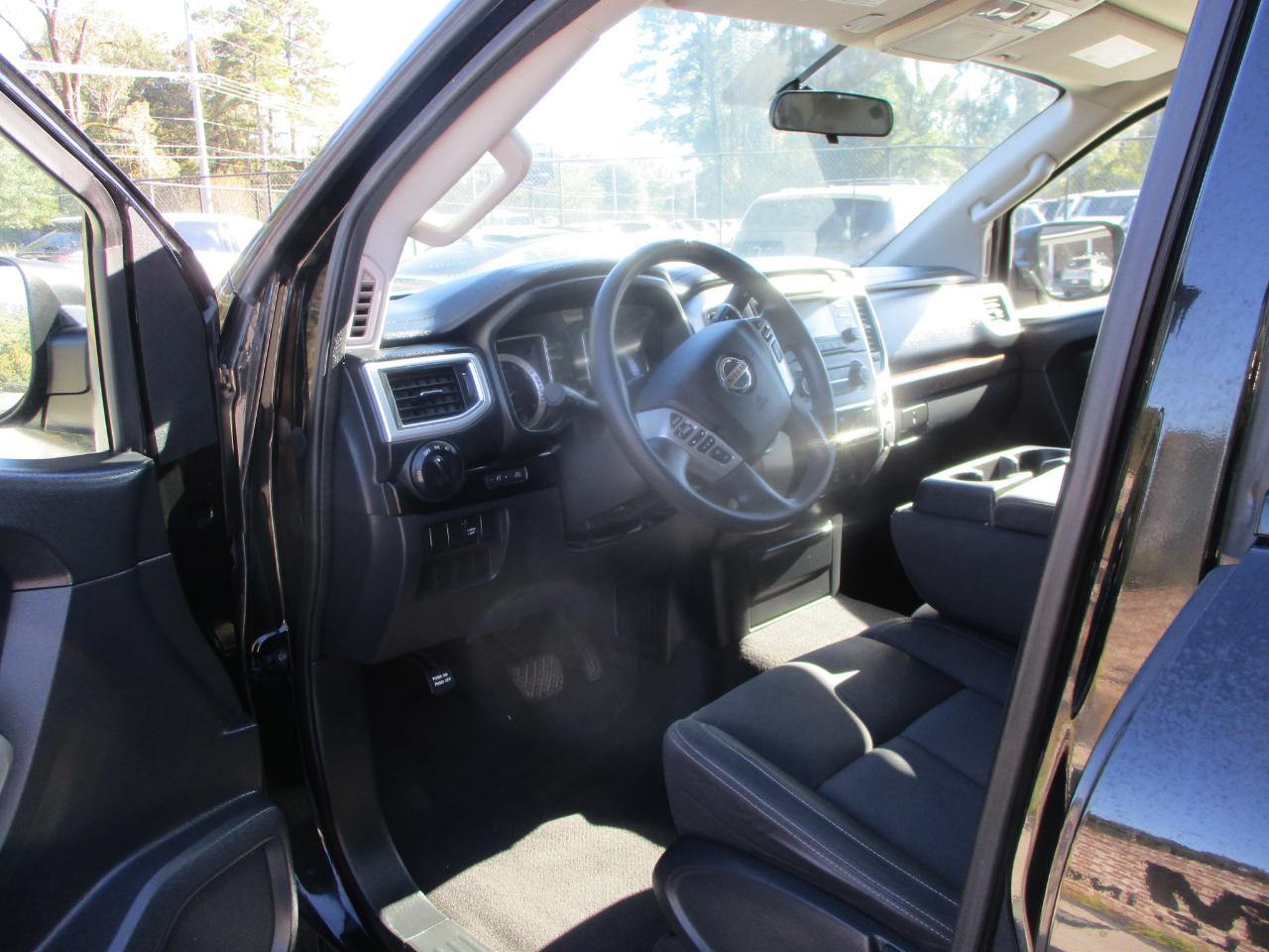 Nissan Titan 4x2 Crew Cab SV 2017