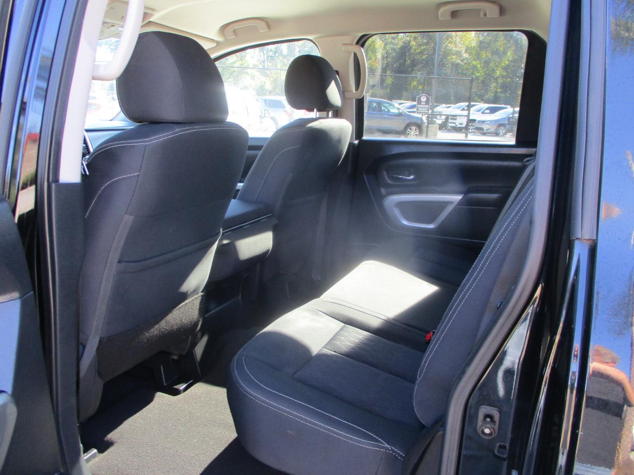 Nissan Titan 4x2 Crew Cab SV 2017