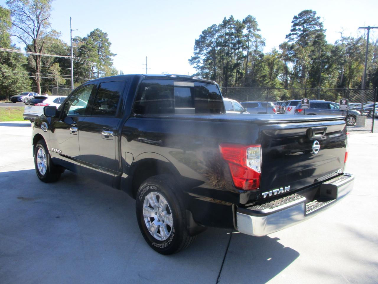 Nissan Titan 4x2 Crew Cab SV 2017