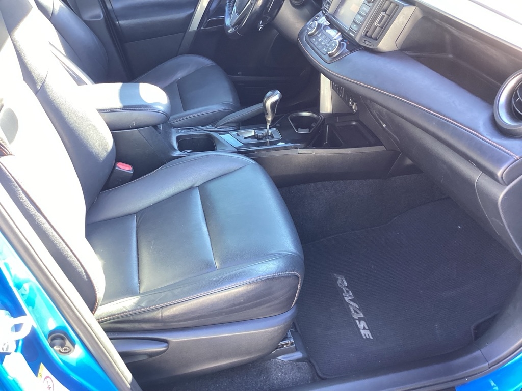 Toyota RAV4 SE FWD 2017