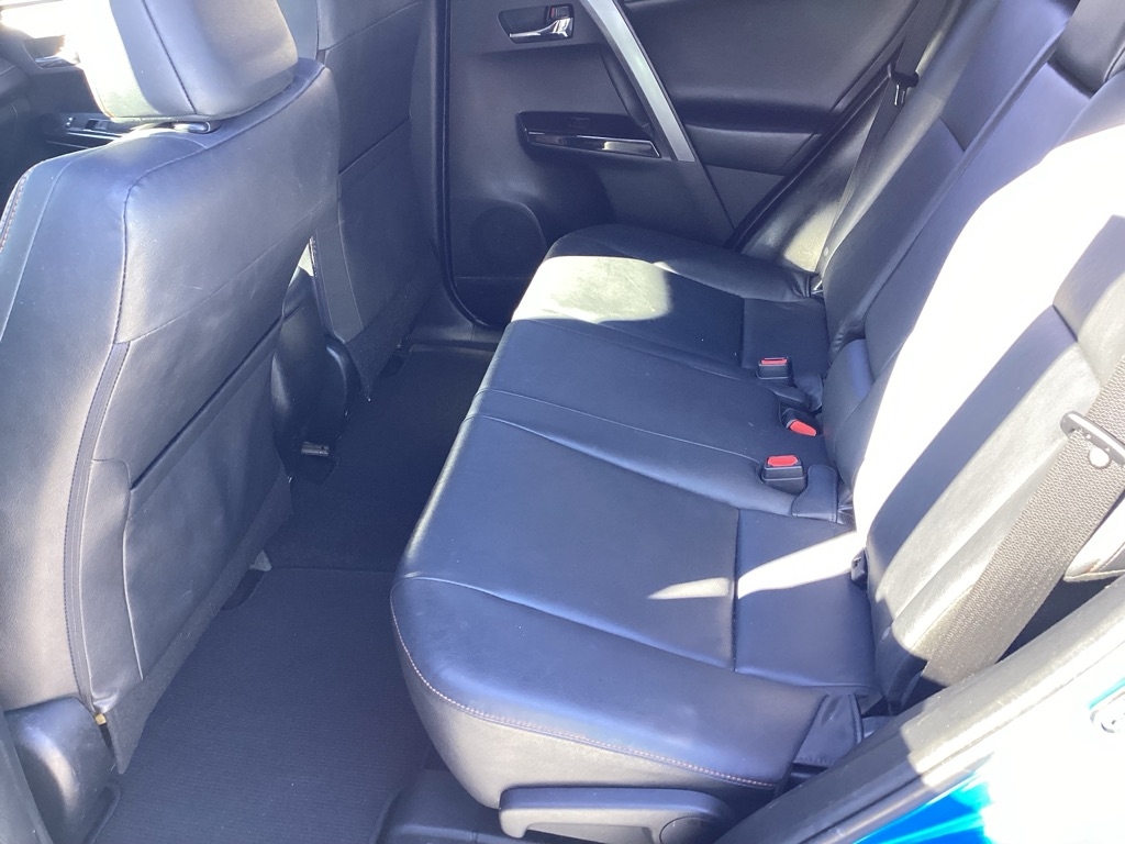 Toyota RAV4 SE FWD 2017