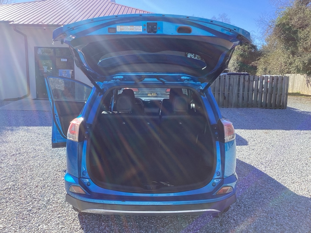 Toyota RAV4 SE FWD 2017