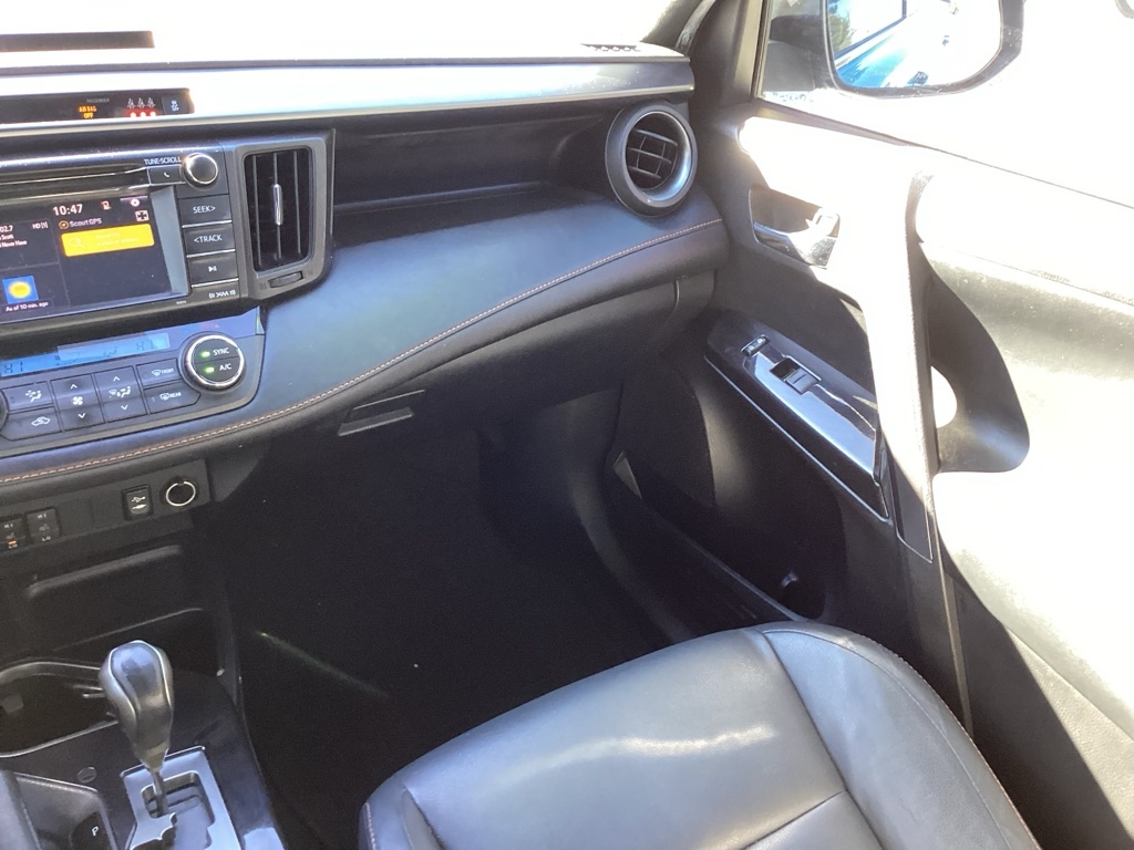 Toyota RAV4 SE FWD 2017