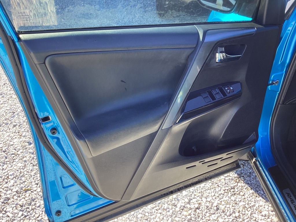 Toyota RAV4 SE FWD 2017