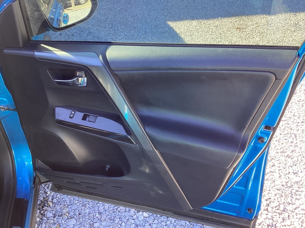 Toyota RAV4 SE FWD 2017