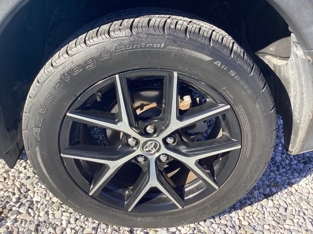 Toyota RAV4 SE FWD 2017