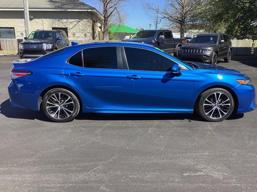 Toyota Camry SE 2020