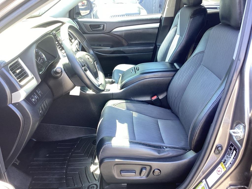 Toyota Highlander LE Plus FWD V6 2017