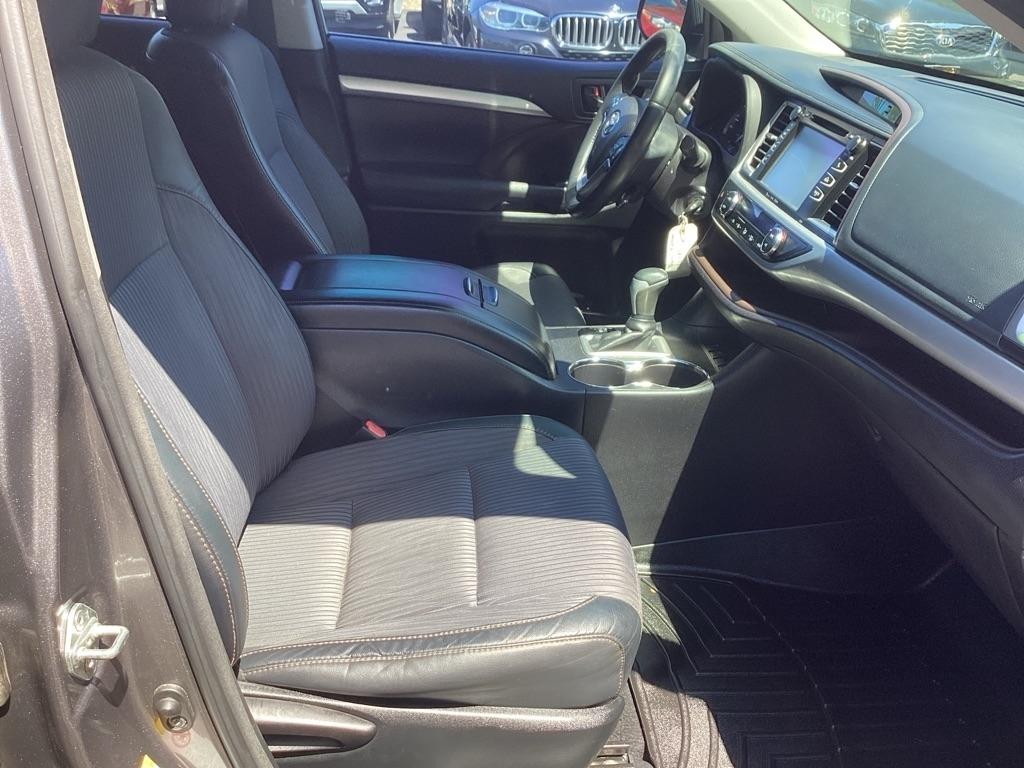 Toyota Highlander LE Plus FWD V6 2017