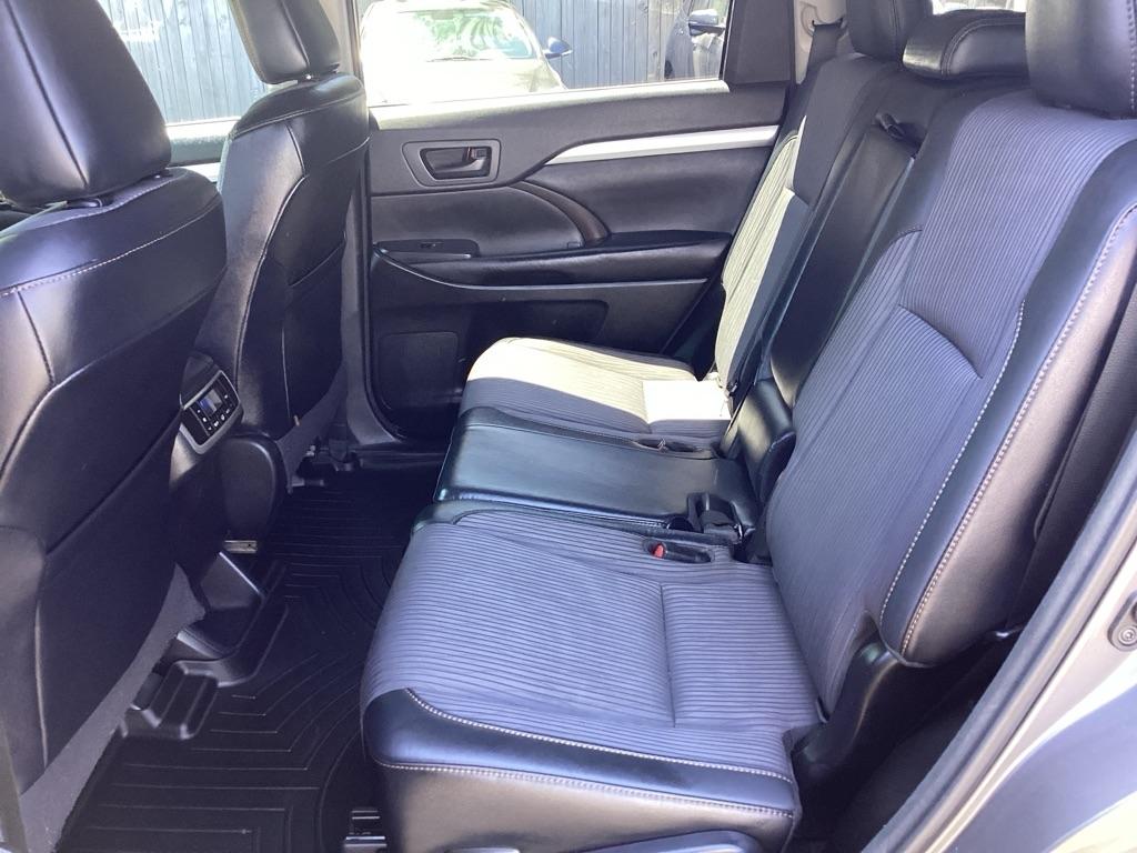 Toyota Highlander LE Plus FWD V6 2017