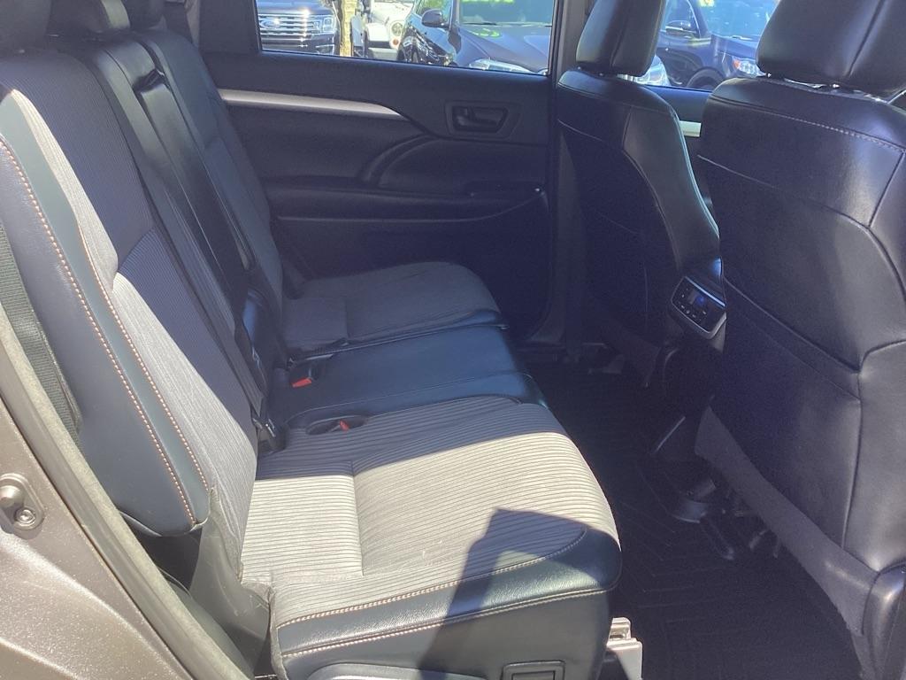 Toyota Highlander LE Plus FWD V6 2017
