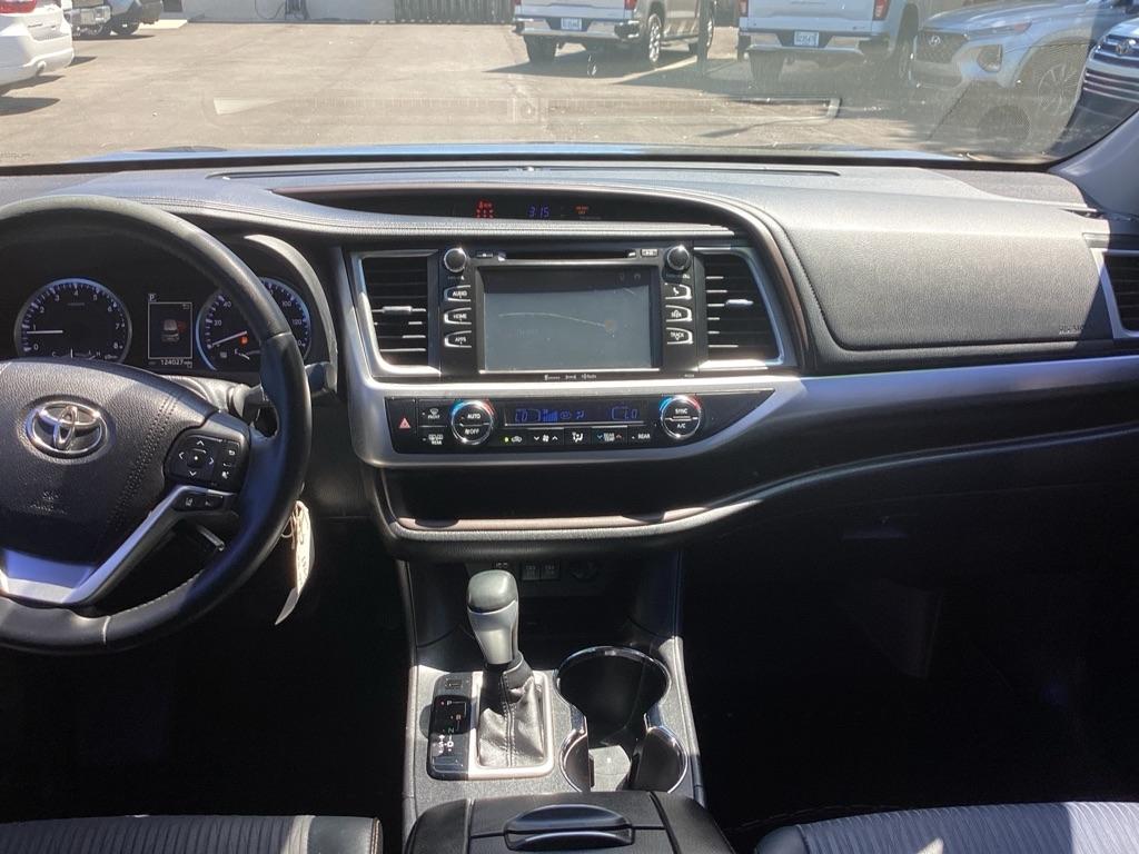 Toyota Highlander LE Plus FWD V6 2017