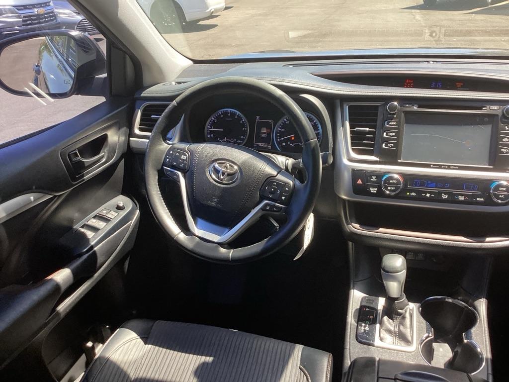 Toyota Highlander LE Plus FWD V6 2017