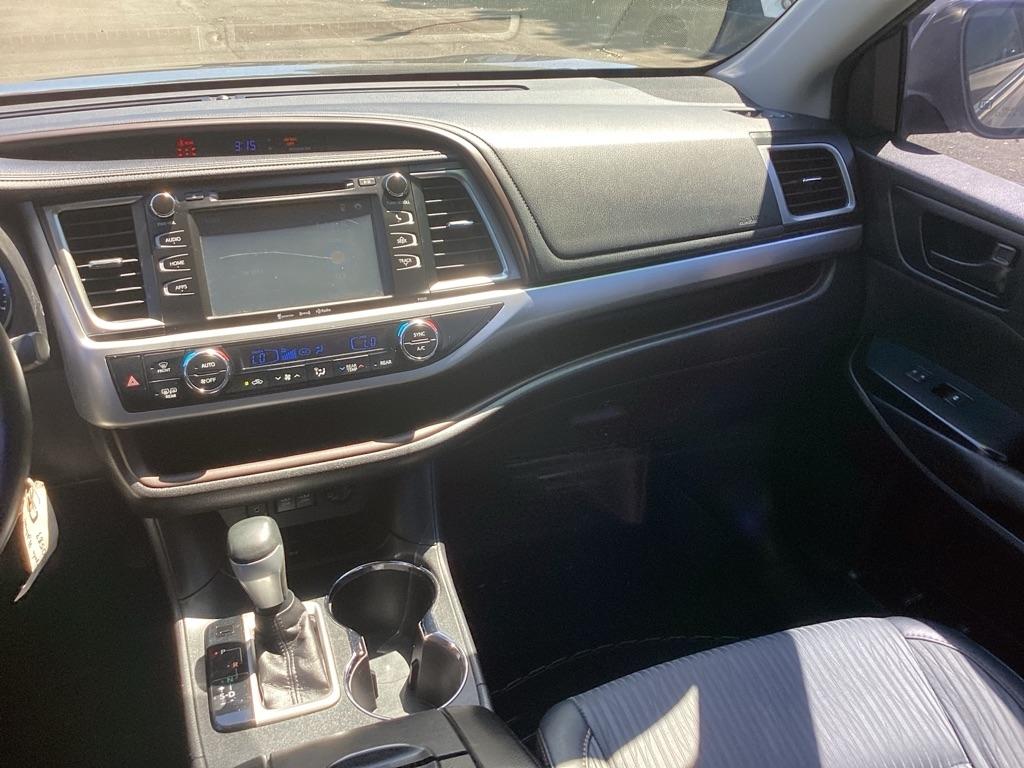 Toyota Highlander LE Plus FWD V6 2017