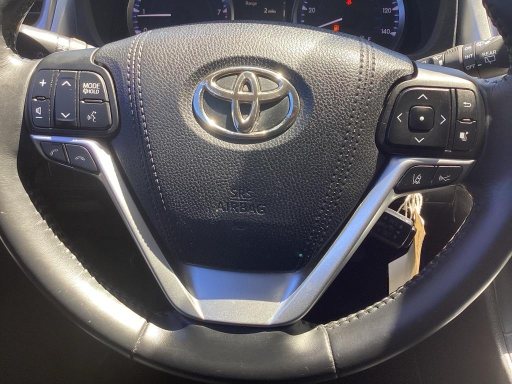 Toyota Highlander LE Plus FWD V6 2017