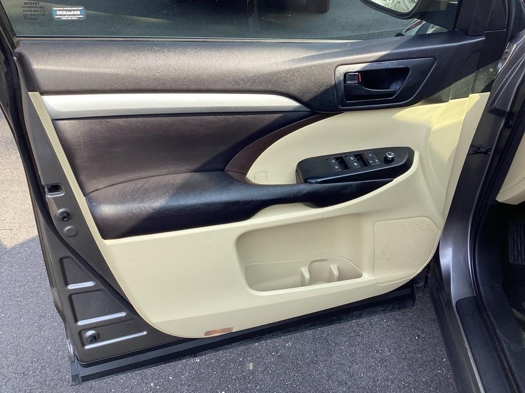 Toyota Highlander LE FWD V6 2016