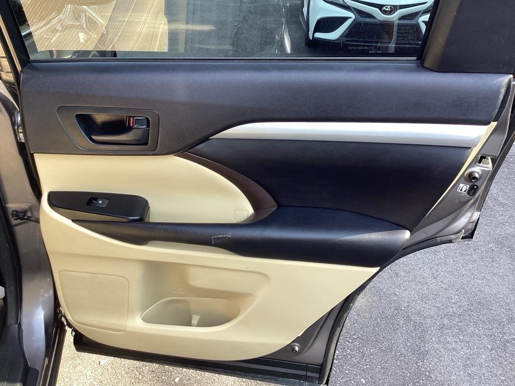 Toyota Highlander LE FWD V6 2016