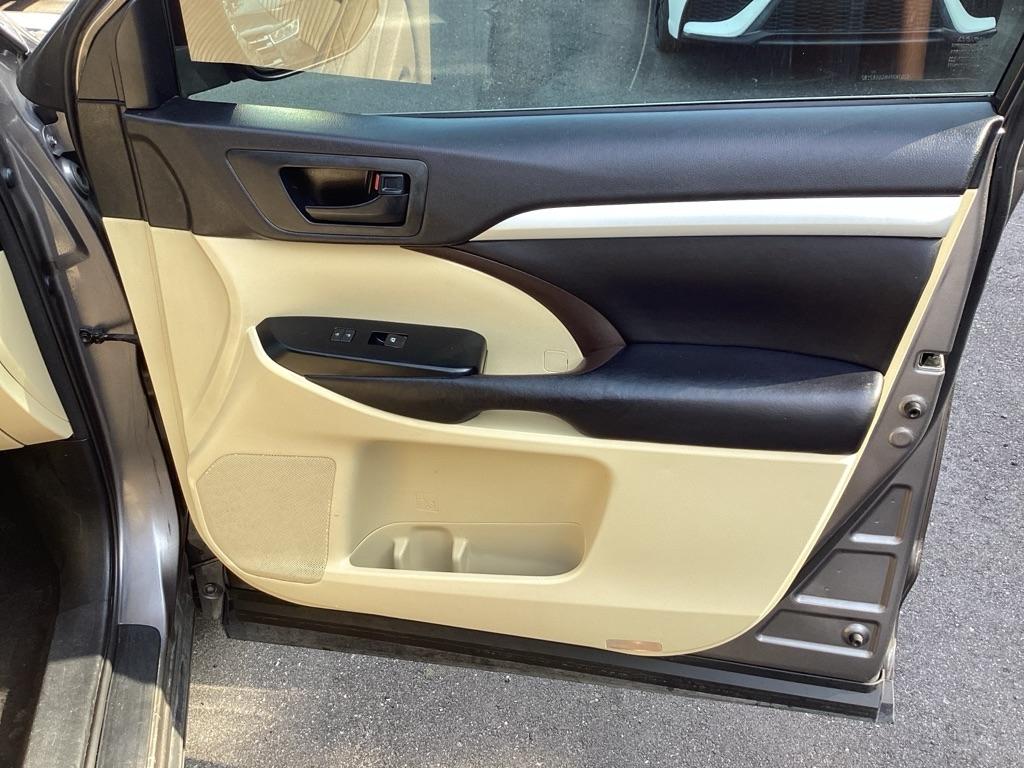 Toyota Highlander LE FWD V6 2016