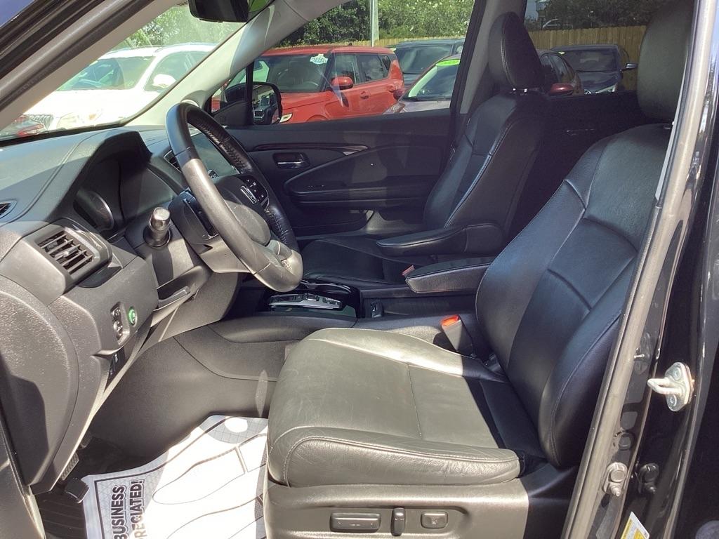 Honda Pilot Touring w/Rear Captain's Chairs AWD 2019