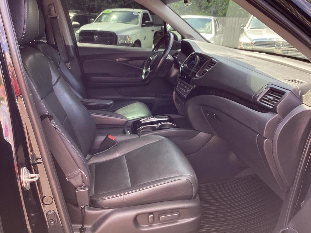 Honda Pilot Touring w/Rear Captain's Chairs AWD 2019