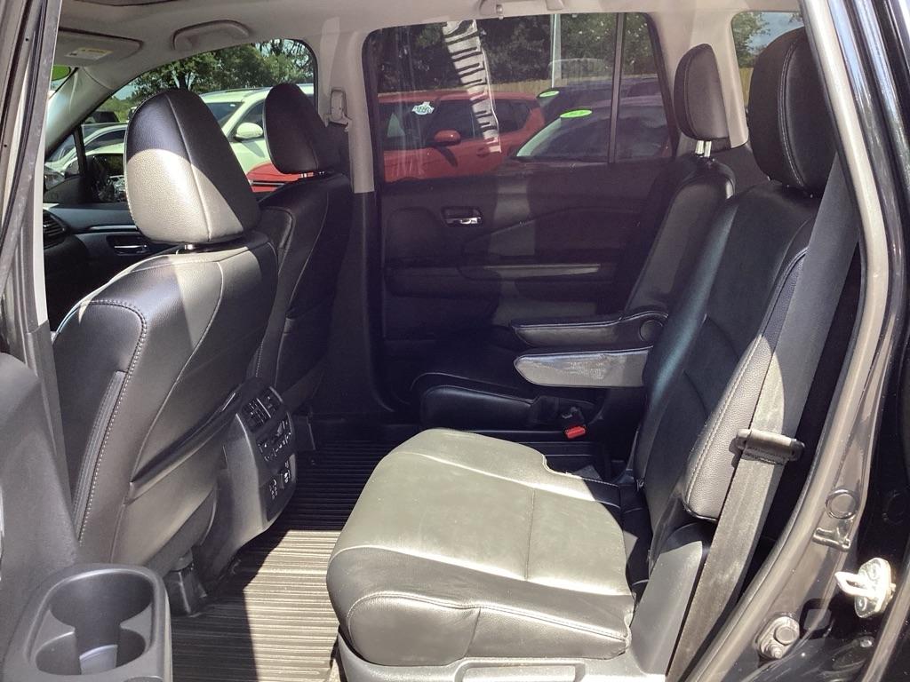 Honda Pilot Touring w/Rear Captain's Chairs AWD 2019