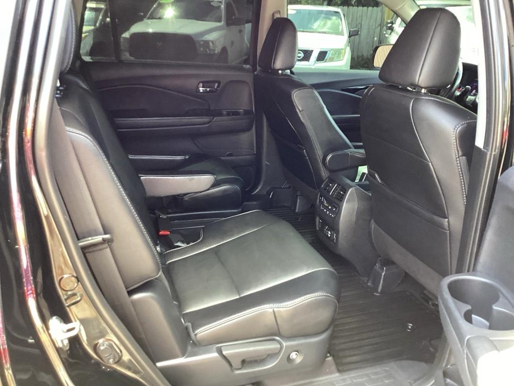 Honda Pilot Touring w/Rear Captain's Chairs AWD 2019