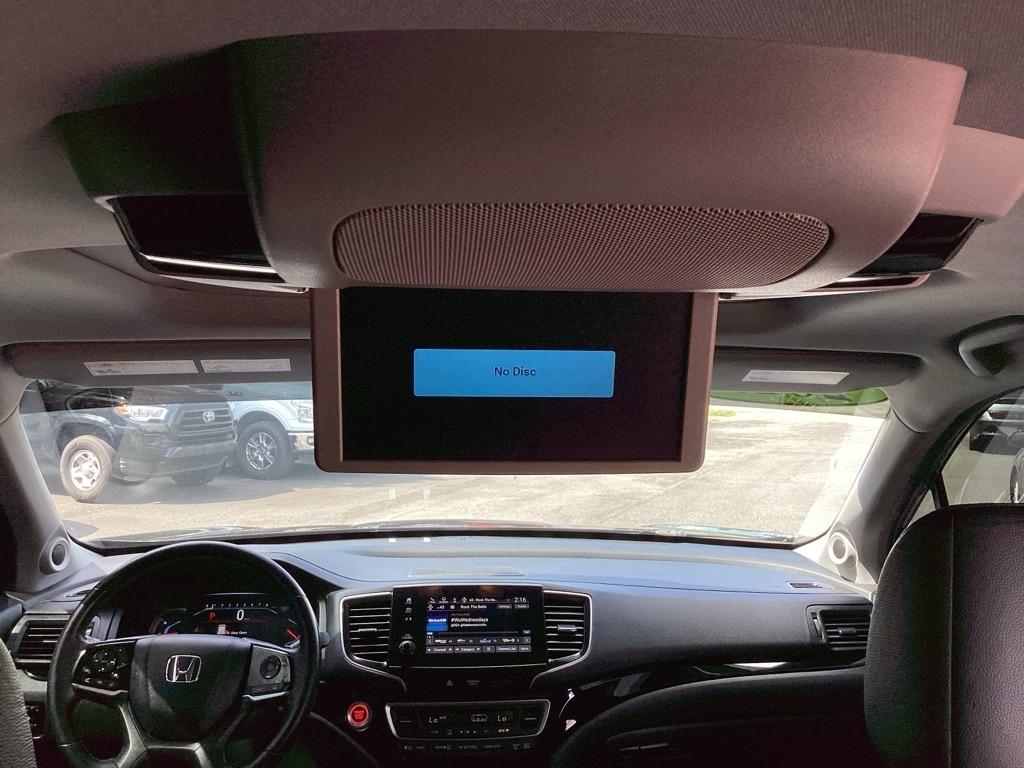 Honda Pilot Touring w/Rear Captain's Chairs AWD 2019