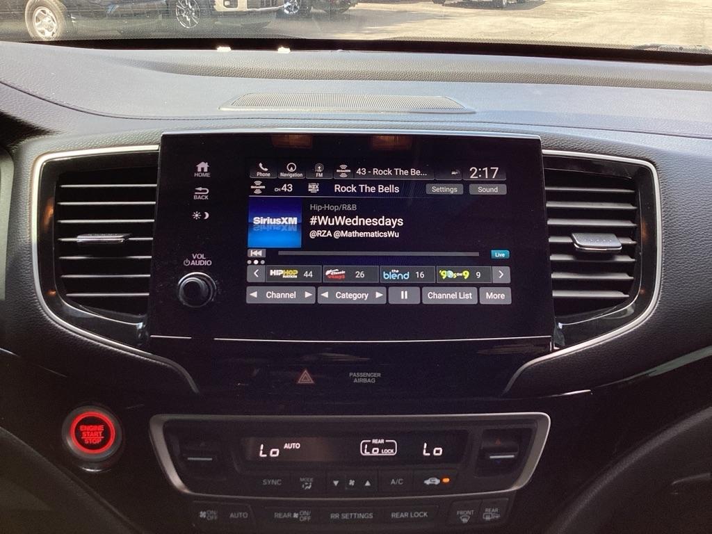 Honda Pilot Touring w/Rear Captain's Chairs AWD 2019