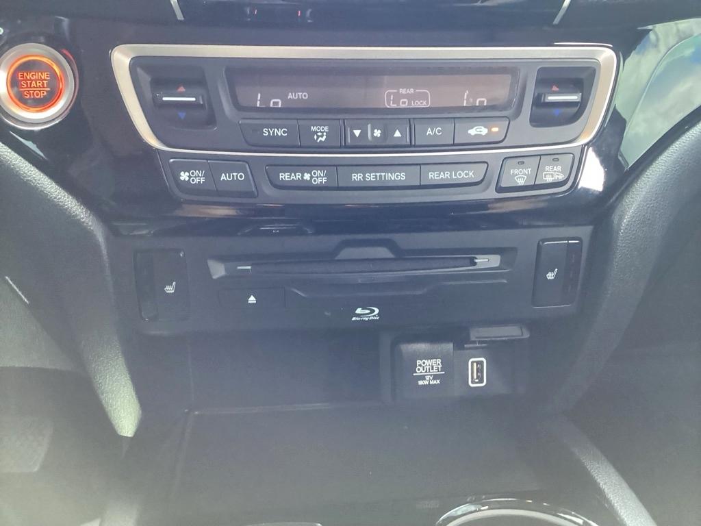 Honda Pilot Touring w/Rear Captain's Chairs AWD 2019