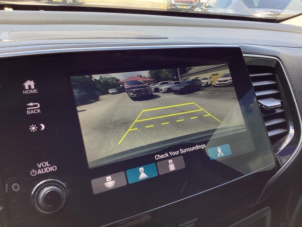 Honda Pilot Touring w/Rear Captain's Chairs AWD 2019