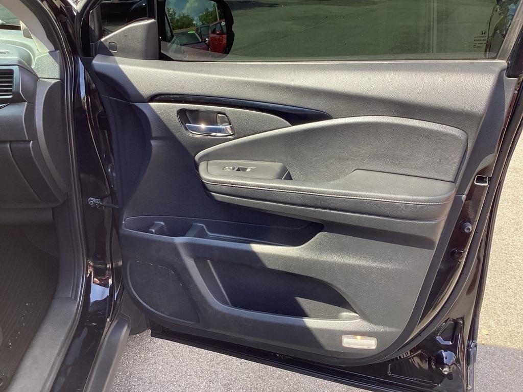 Honda Pilot Touring w/Rear Captain's Chairs AWD 2019