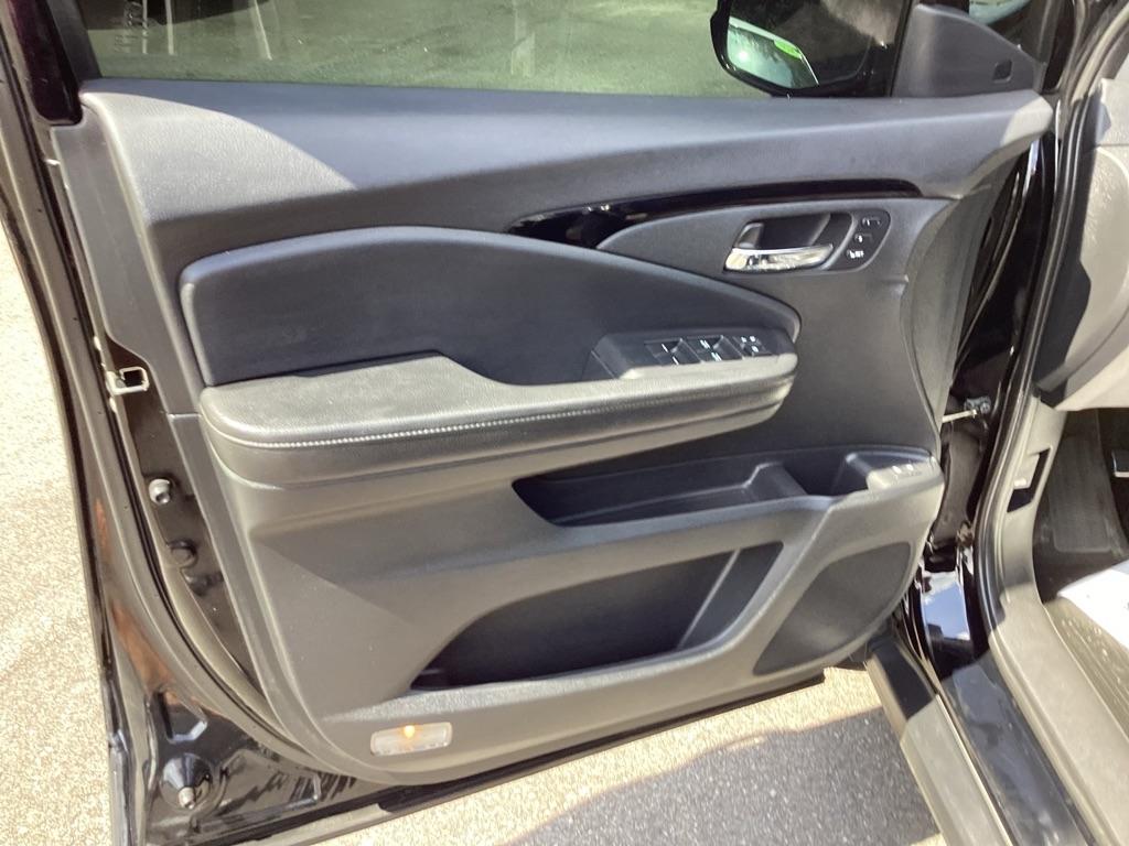 Honda Pilot Touring w/Rear Captain's Chairs AWD 2019