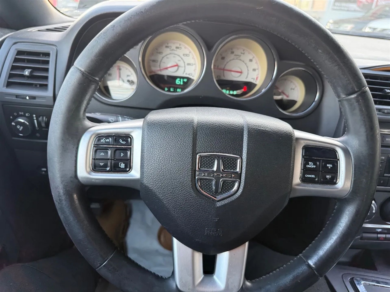 Dodge Challenger SE 2011