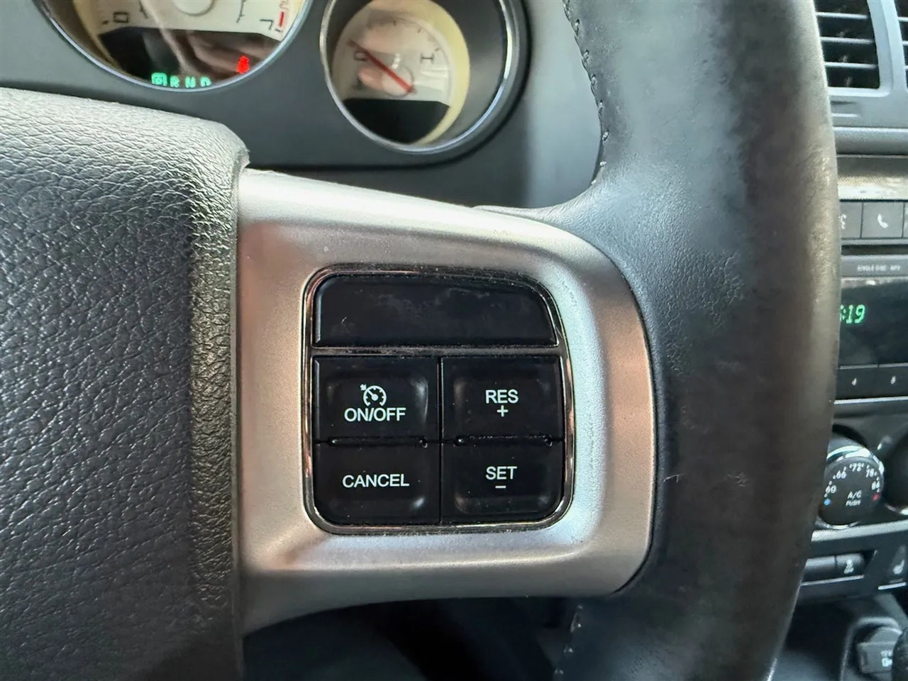 Dodge Challenger SE 2011