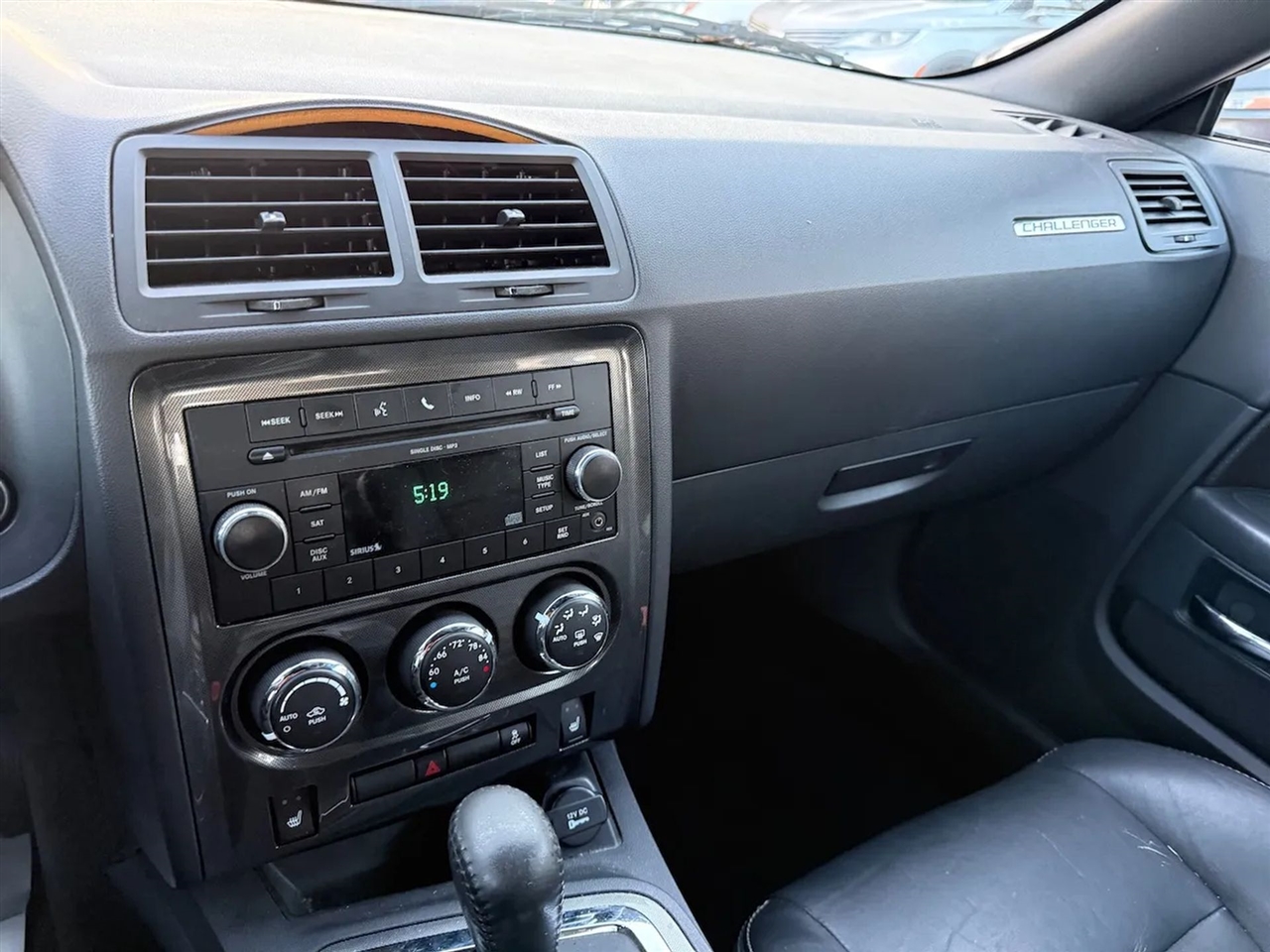 Dodge Challenger SE 2011