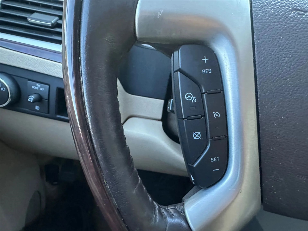 Cadillac Escalade 2WD Premium 2012