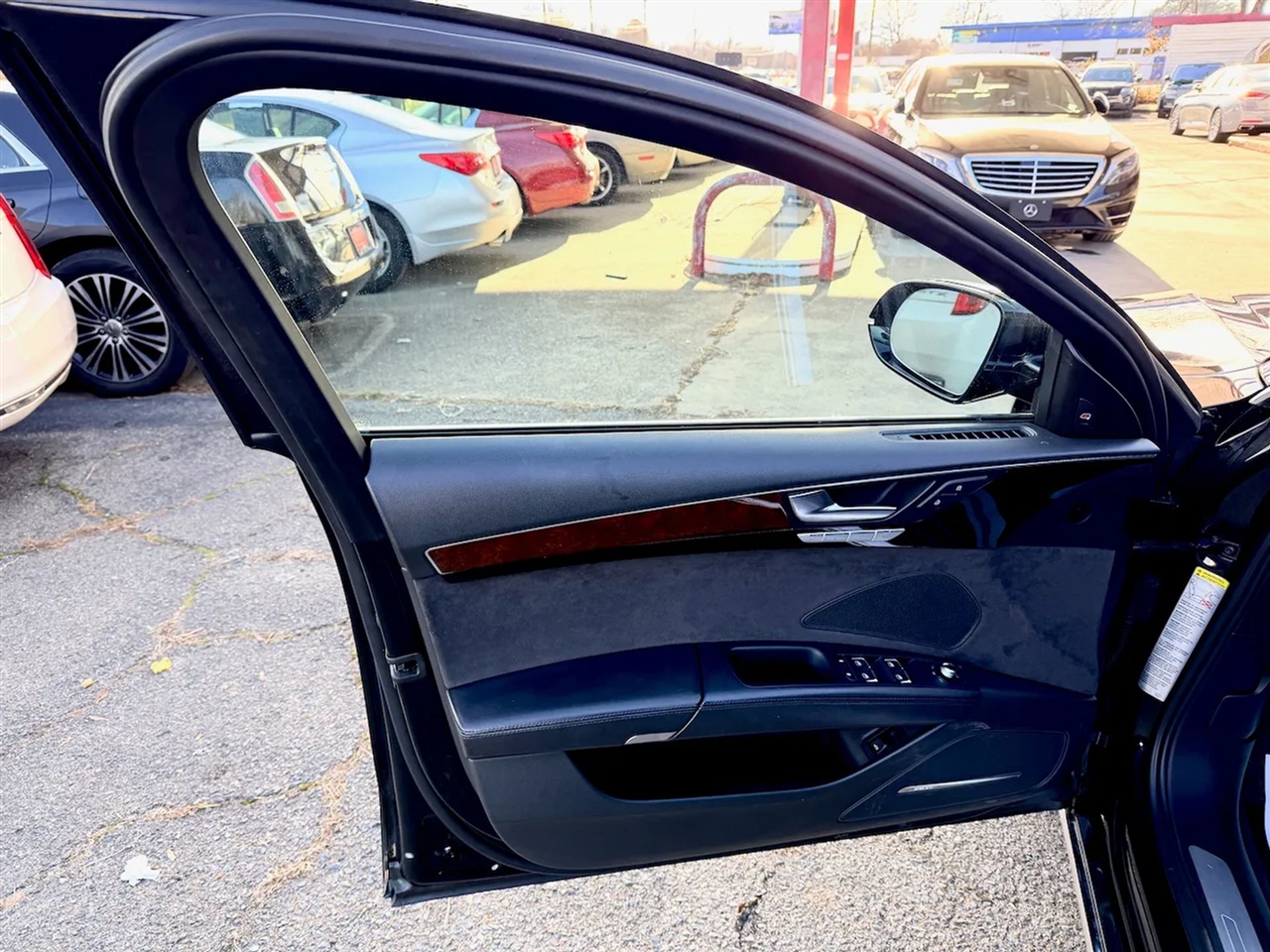 Audi A8 4.2L quattro 2012