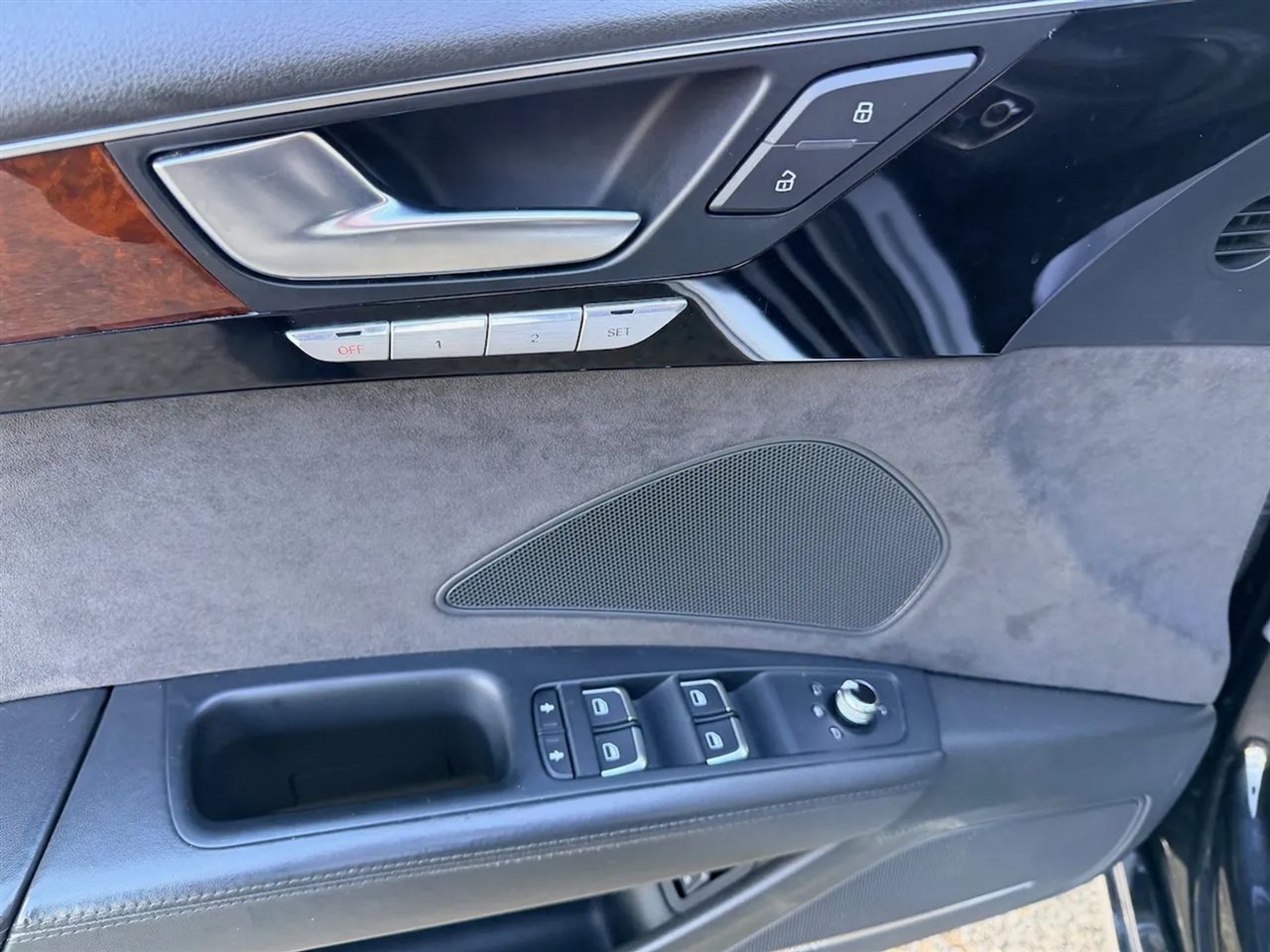 Audi A8 4.2L quattro 2012