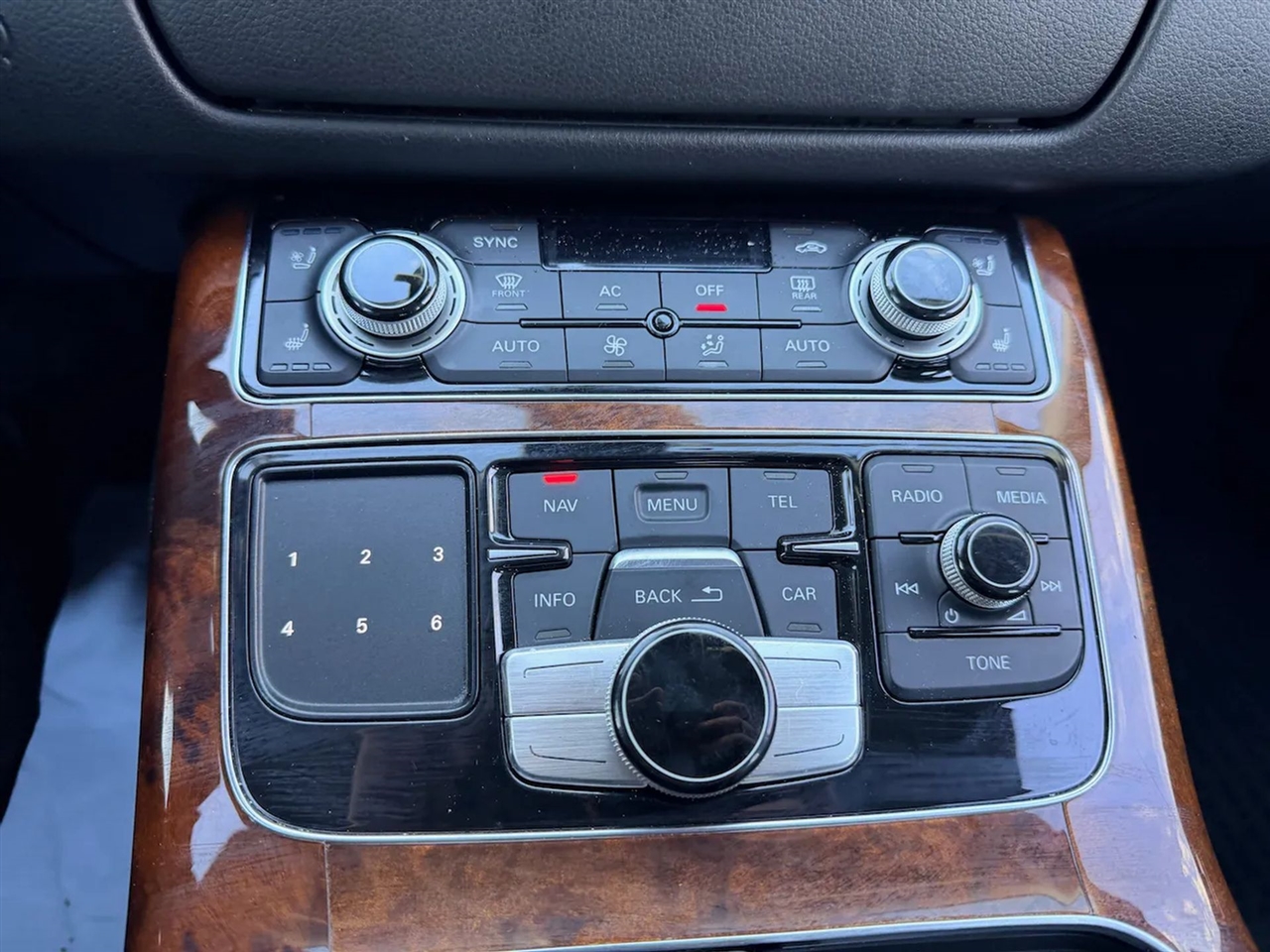 Audi A8 4.2L quattro 2012