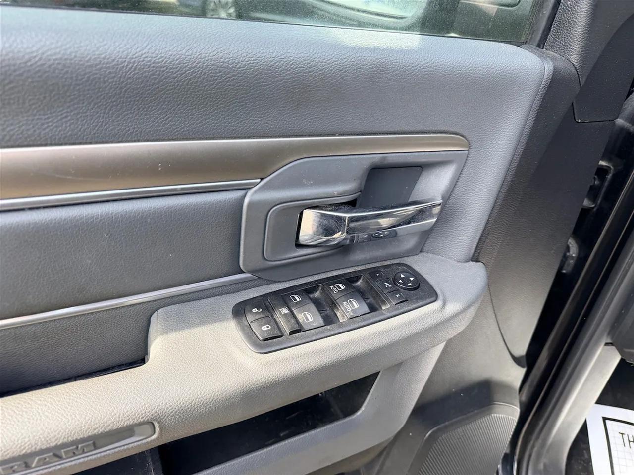 RAM 1500 SLT Crew Cab SWB 4WD 2016