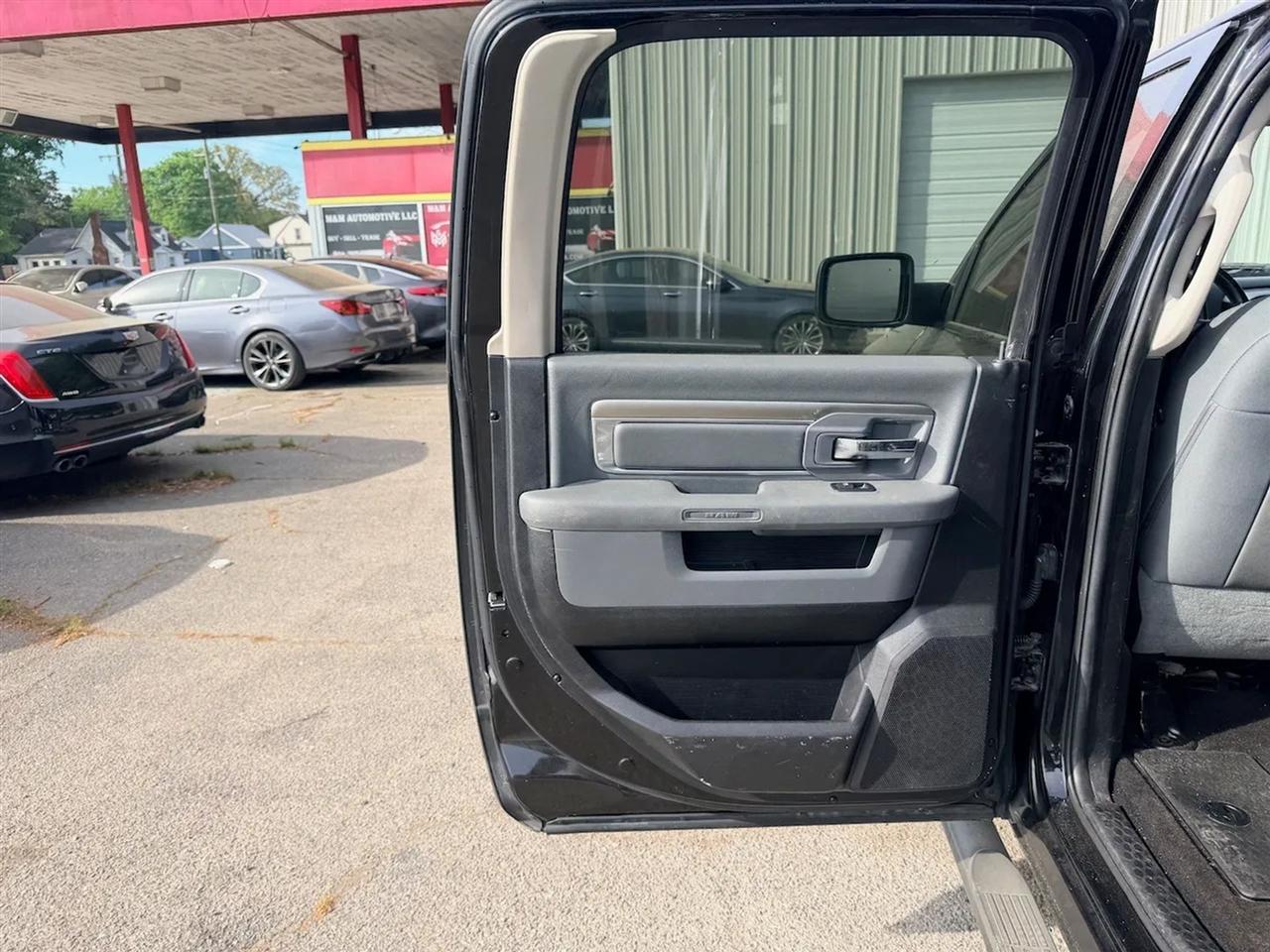 RAM 1500 SLT Crew Cab SWB 4WD 2016