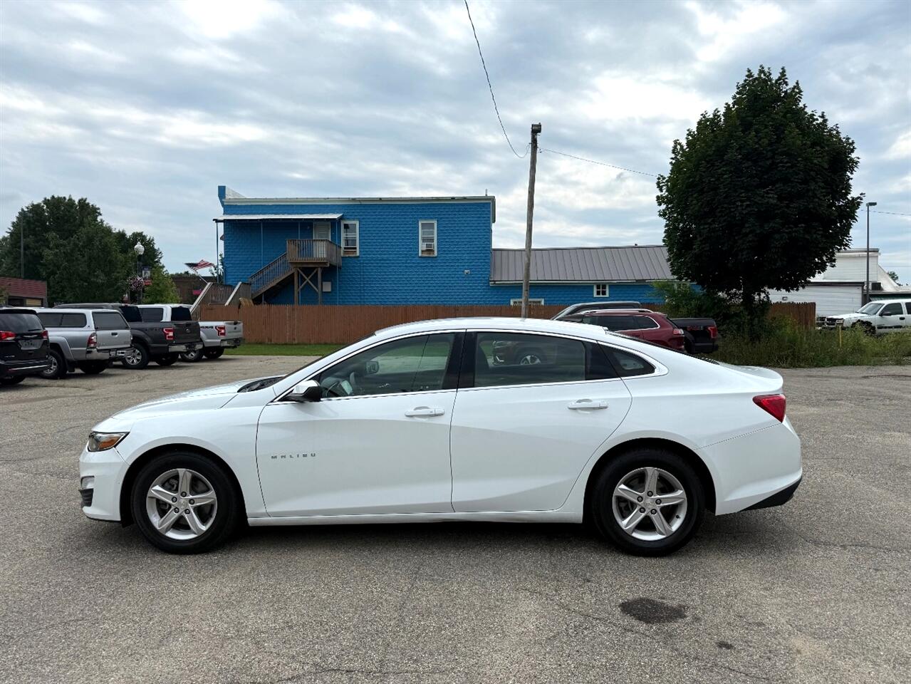 2021 Chevrolet Malibu LS photo 2